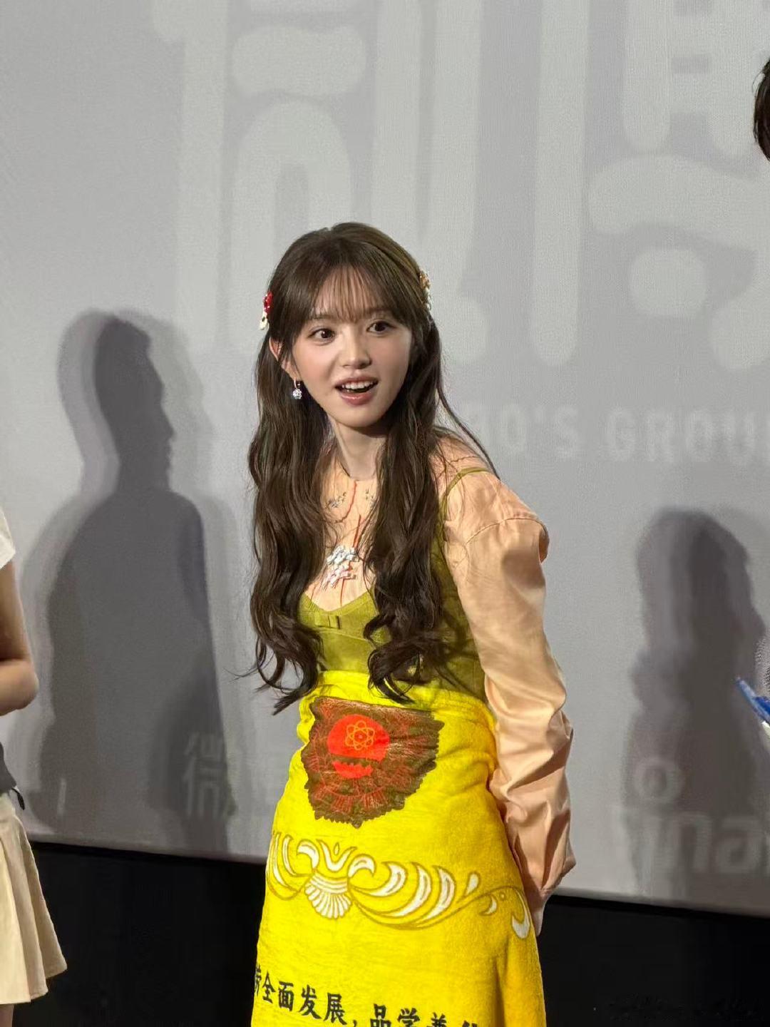 田曦薇实验班top1奖状能当裙子了名场面诞生啦！超大奖状毛毯被巧妙地当成裙子围在