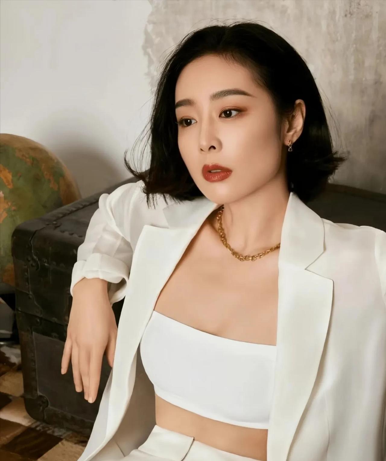 37岁的高叶，在娱乐圈里活得挺特立独行，真的挺羡慕。

她给自己贴了三无标签，不
