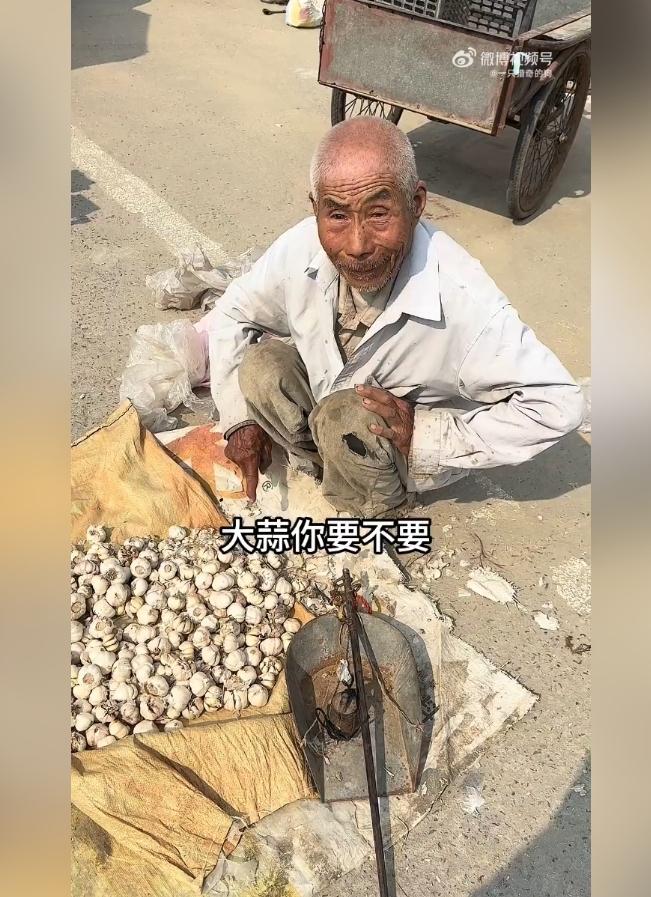 人间温暖，往往藏在不起眼的小事里。
 
凌晨六点，天还朦朦亮，一位九十岁的老人就
