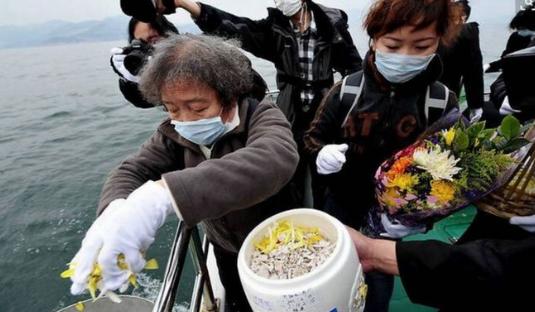 原本我以为海葬不用钱，只要随便在海岸或者海上，把骨灰撒出去就行，没想到，弄一次海