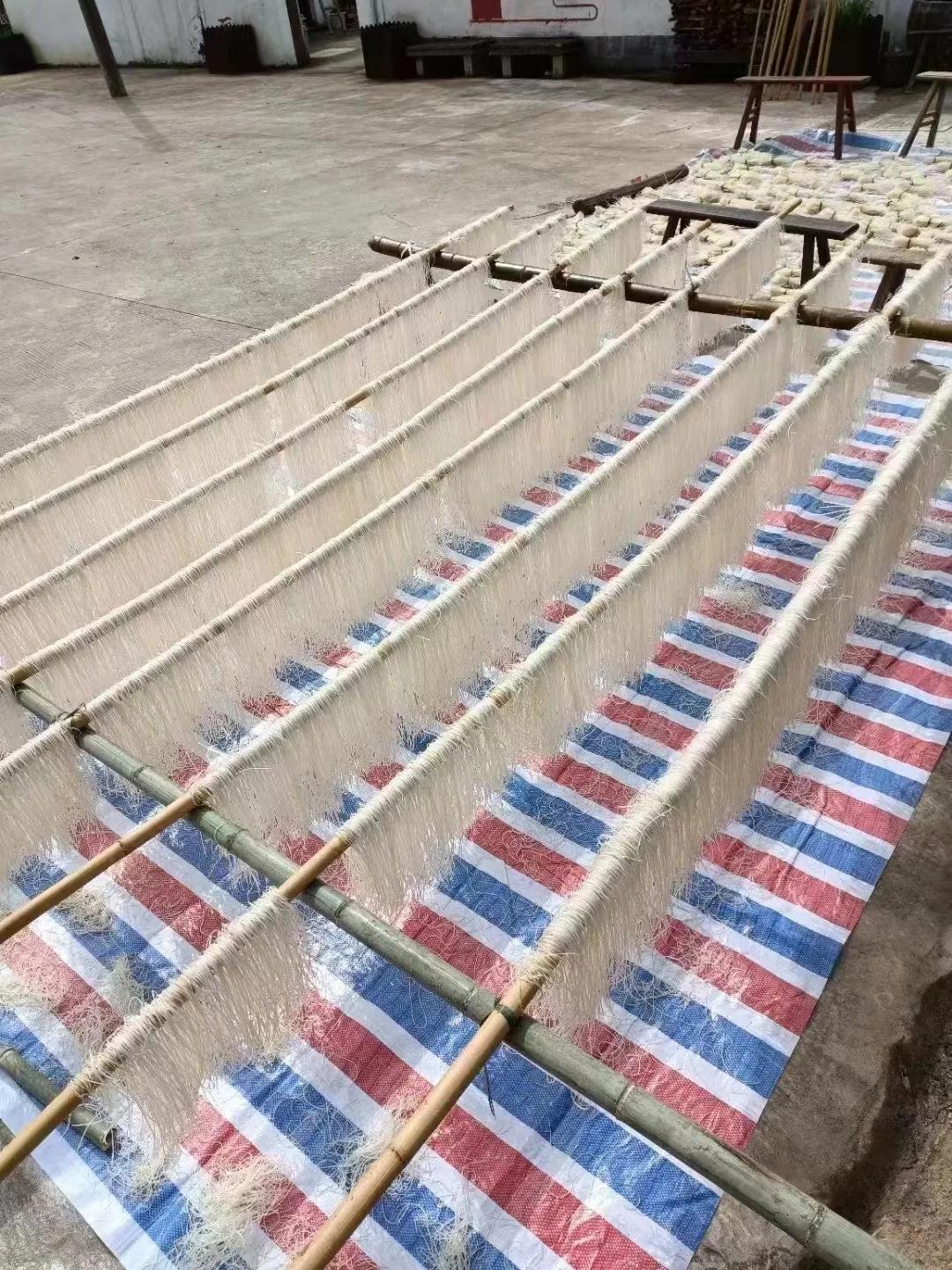 朋友们，咱纯手工制作的红薯粉丝新鲜上市啦！

之前预定的订单都已经全部发走，家里