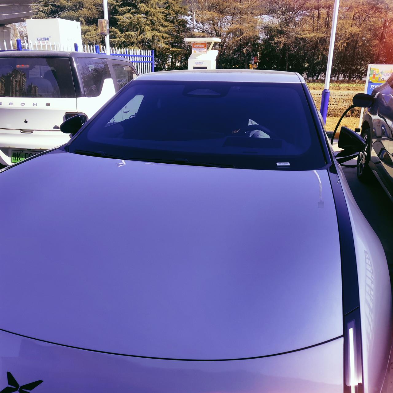 我们小区周边有好几个充电桩，其中一个充电单价是八毛多，其余的都是一块多。 或许是