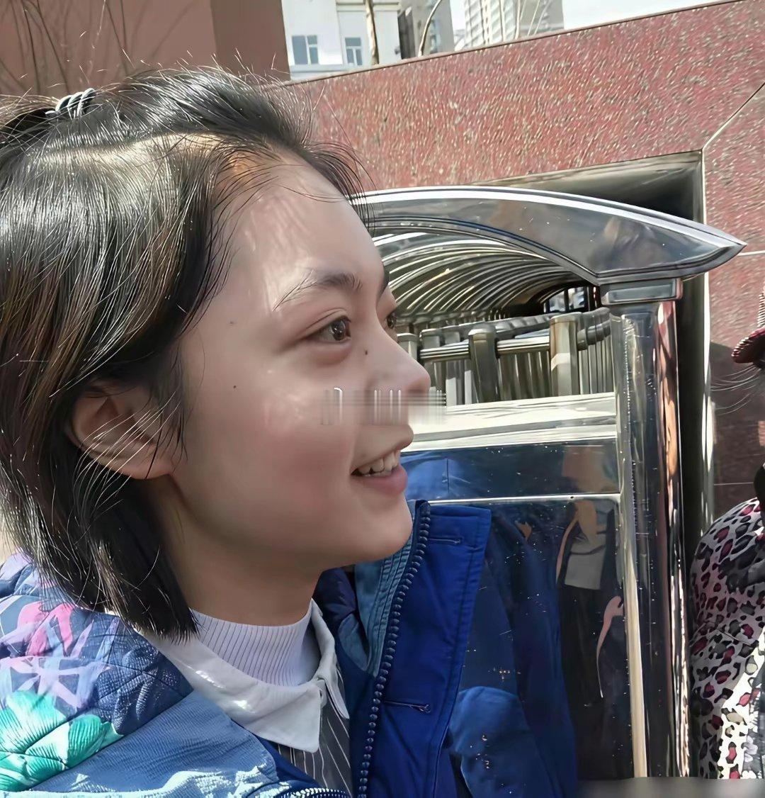 这是赵今麦当时高考完的样子完全纯素颜，这不就是人们说的初恋脸嘛真是老天爷追着喂饭