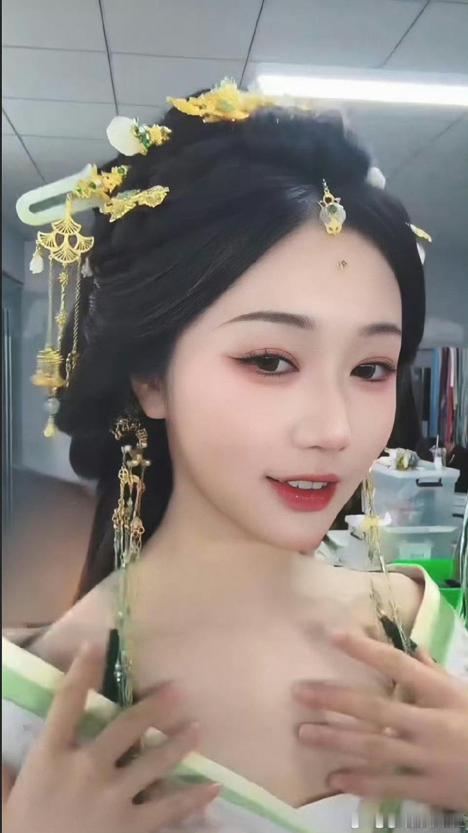 《折腰》短剧女主妆造，服化道还挺好看的 ​​​