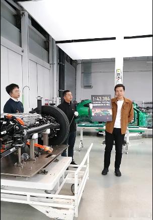 昨晚看完了雷军的拆车直播，雷总更多的时间在围绕造型、车身结构、车身元器件还有电机