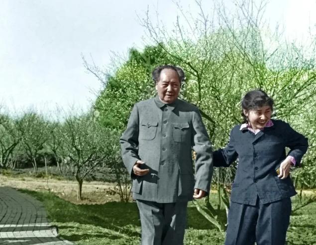 1962年，拽着毛主席来踏青，这张照片看着就喜庆，春天里生机勃勃。 
 
可照片