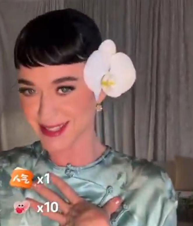 流行音乐女王“水果姐”Katy Perry（凯蒂·佩芮）头戴簪花的造型疑似致敬美