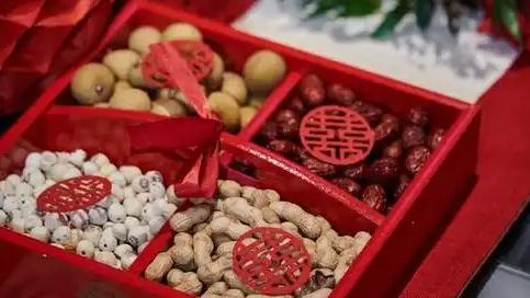 一段复杂而充满悬疑的情感关系，涉及婚姻、财产以及诚信问题。

女子小卉：在酒店工