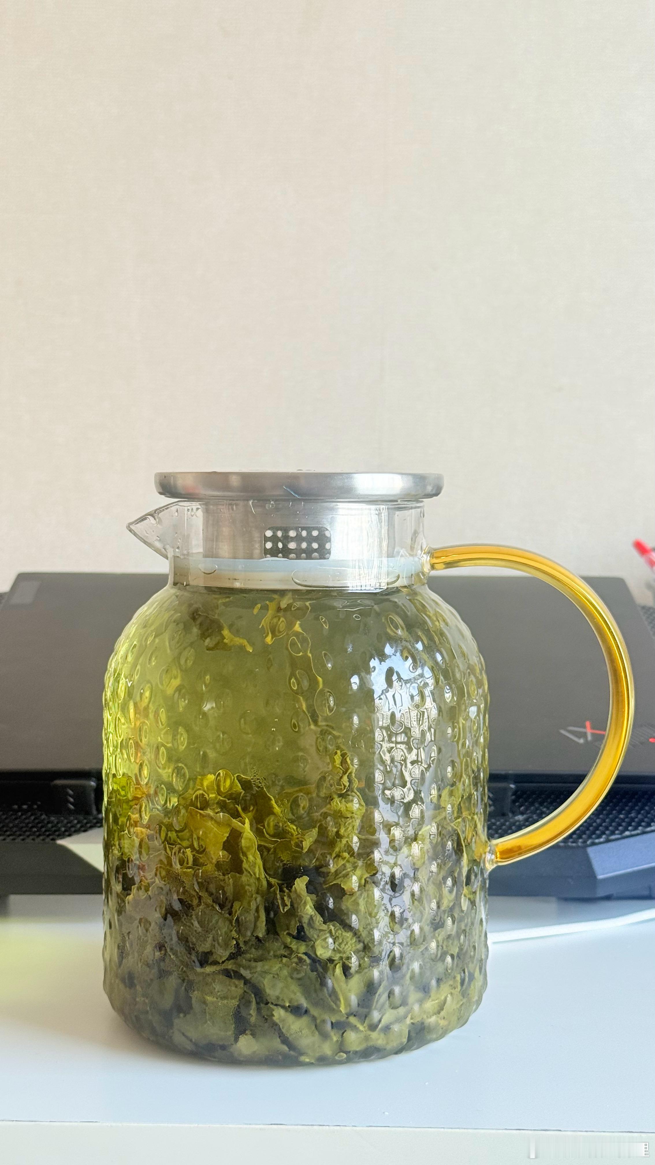 最近喜欢冷泡茶，以前都是开水冲泡，现在直接用凉水泡上然后放冰箱里面冷藏12小时，