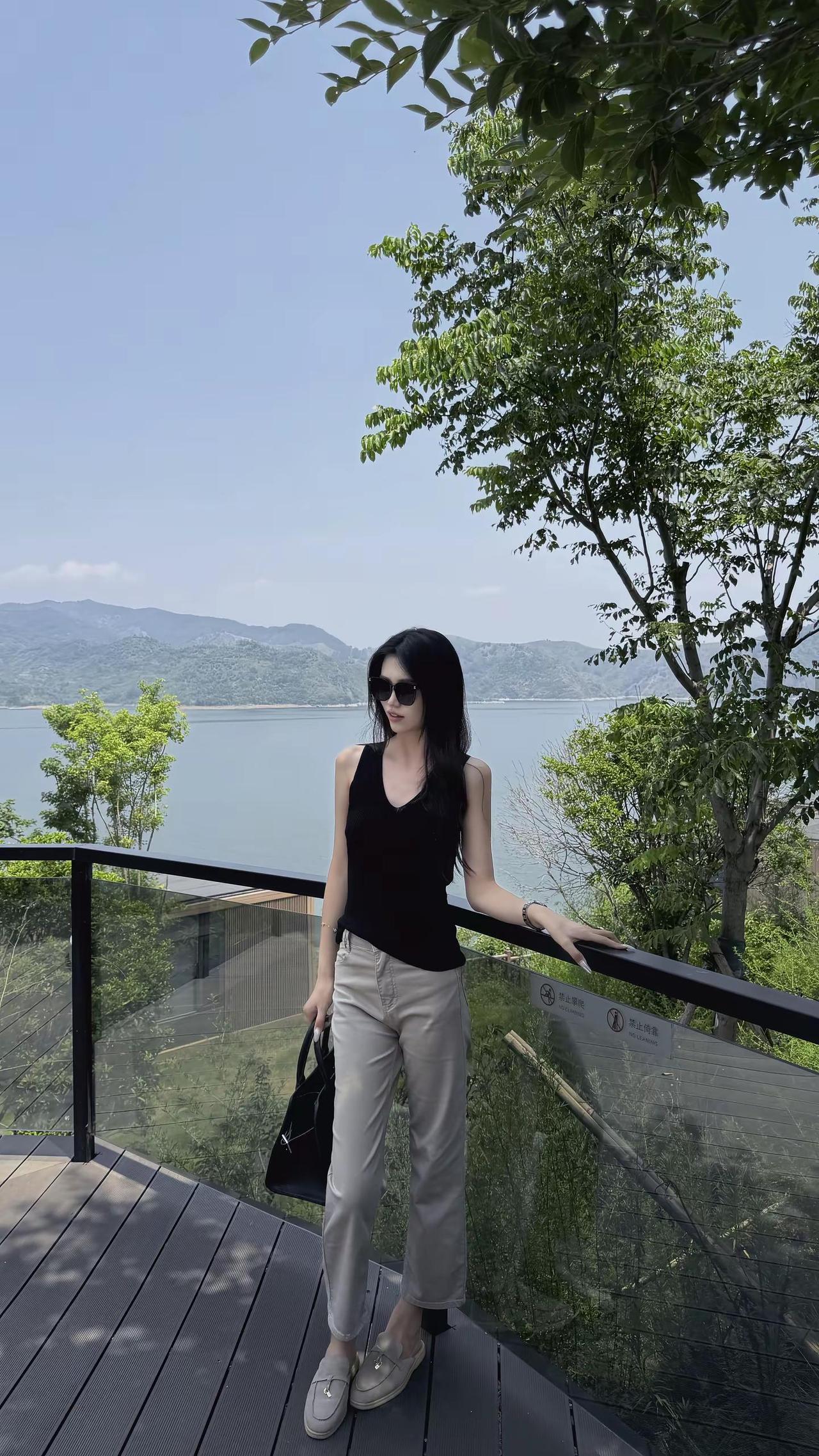 不必刻意去表达 大家都有感觉 倘若懂的人懂得 淡茶一杯也有情