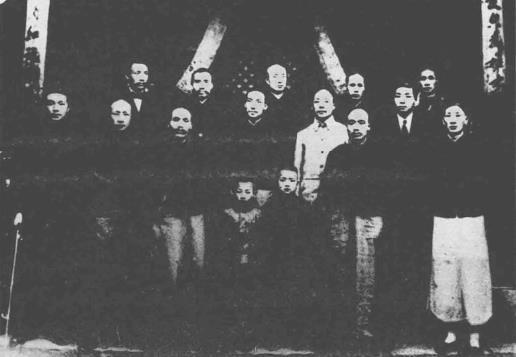 1922年2月22日，朱德(后排左二)与金汉鼎(前排左三)等游昙华寺时合影