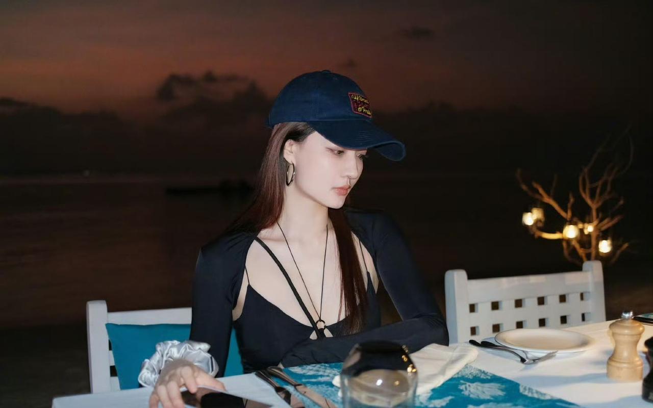 徐璐
橘色晚霞漫过海面，把风染成暖的
你把帽檐压得很低，藏起半片暮色
指尖轻抵下