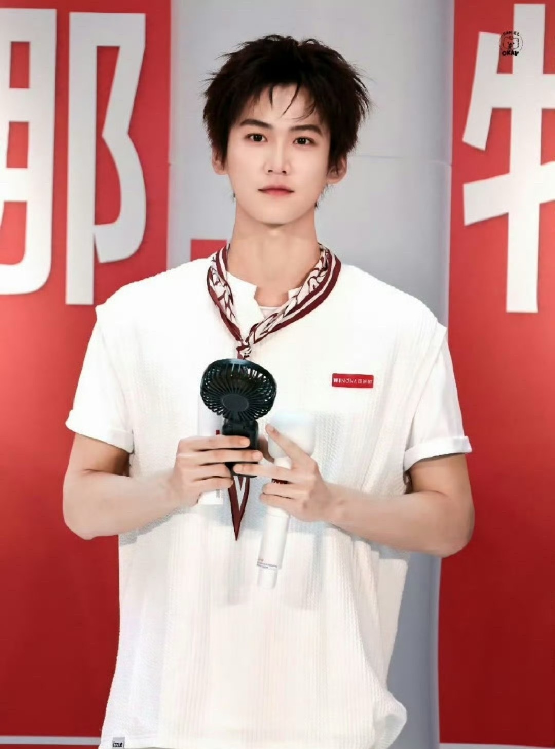 周柯宇今日份线下活动饭拍，清爽男大的感觉，给打几分？ 