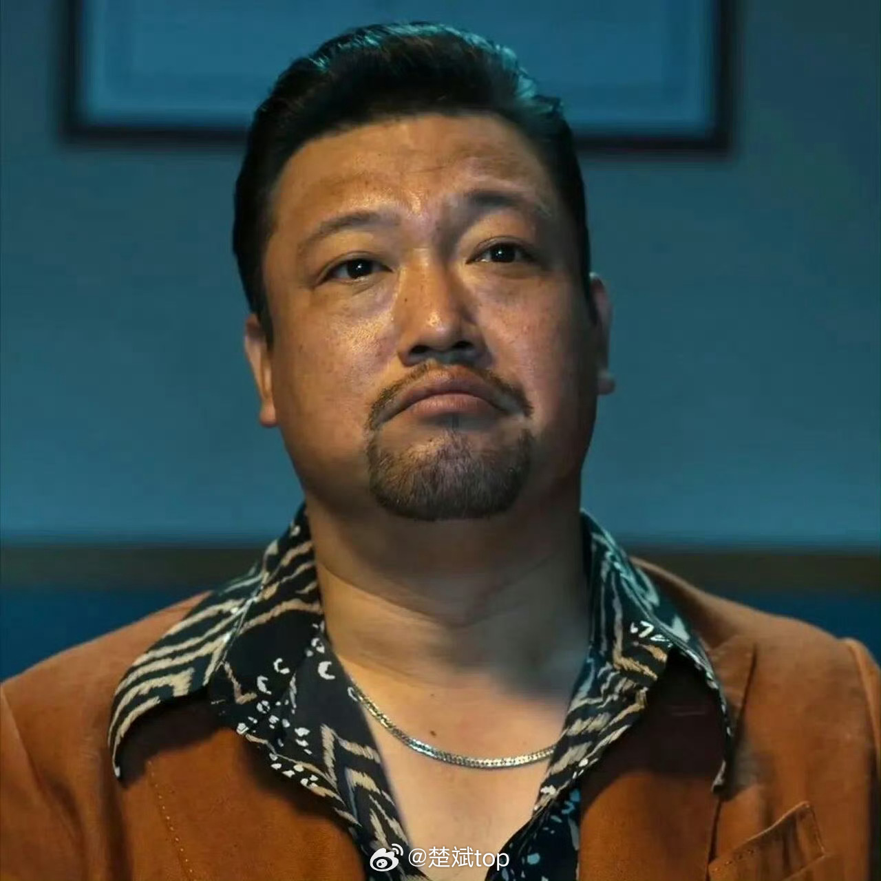 群众里有坏人就算了，连所谓的兄弟也靠不住。你把兄弟放心上，兄弟把你放网上，你和兄