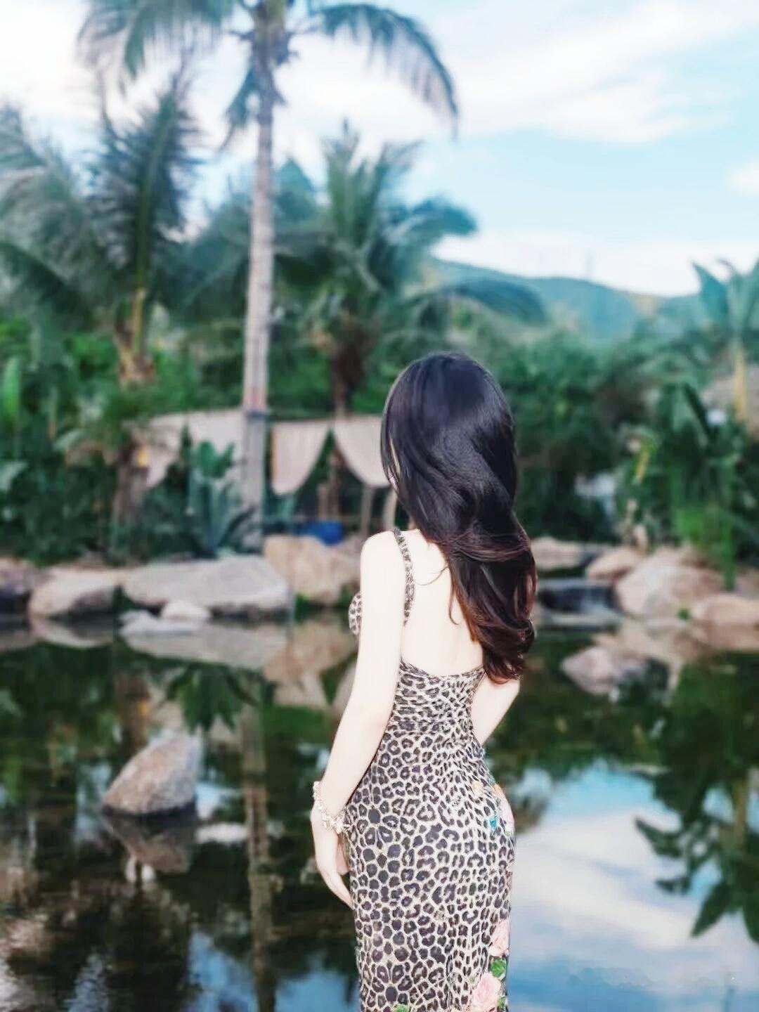 晒图笔记大赛性感豹纹小表妹，肤白貌美似月光。高雅气质美女 穿搭