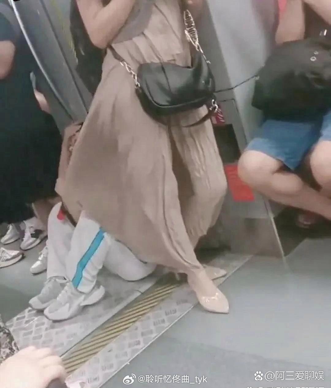 真替那位﻿‎穿白‏⁠﻿裤‎子的大姐心疼，脸都肿得不成样子了。 