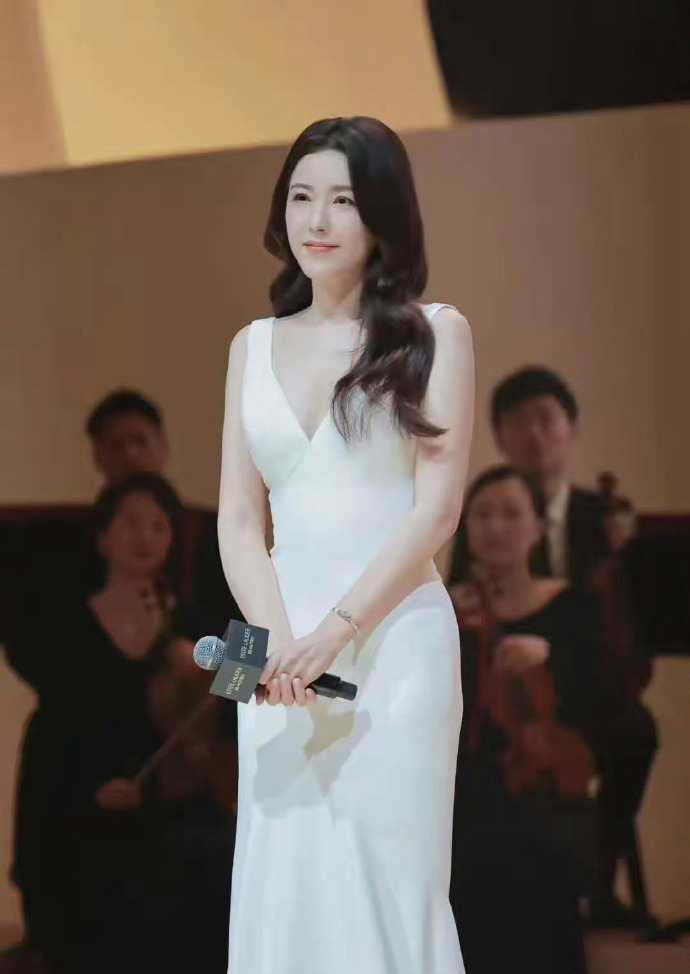 49岁曾黎和46岁高圆圆同框太养眼了，女明星的花期f都这么长的吗？ 