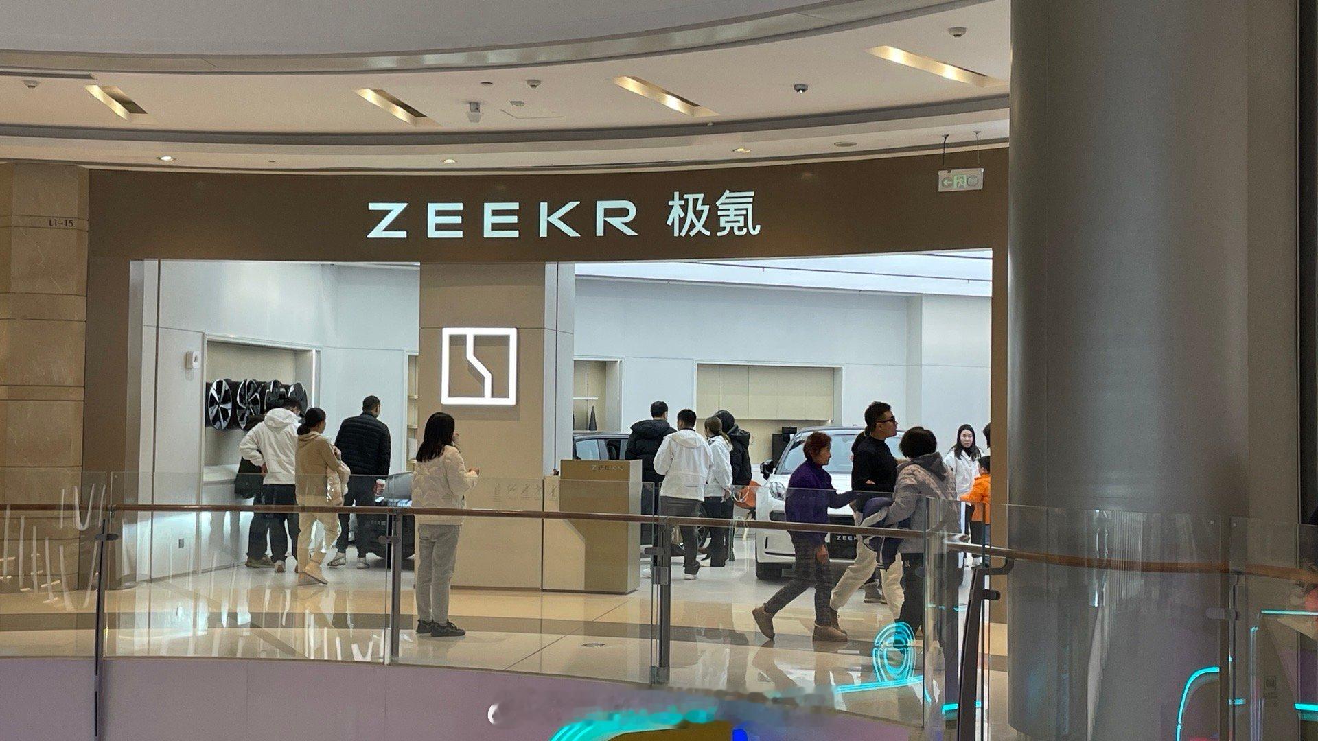 同一时间同一个商场里，6个汽车品牌店内的人流量确实差异很大！极氪人最多，阿维塔次