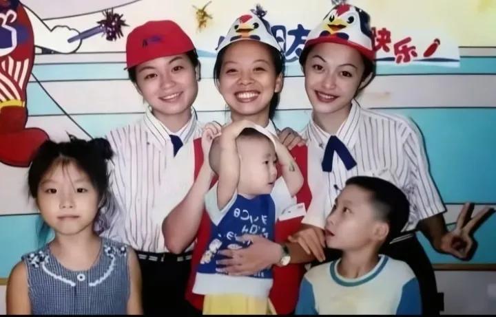 姚晨18岁打工旧照刷屏！肯德基小妹青涩模样曝光，这才是最真实的明星起点。
90年