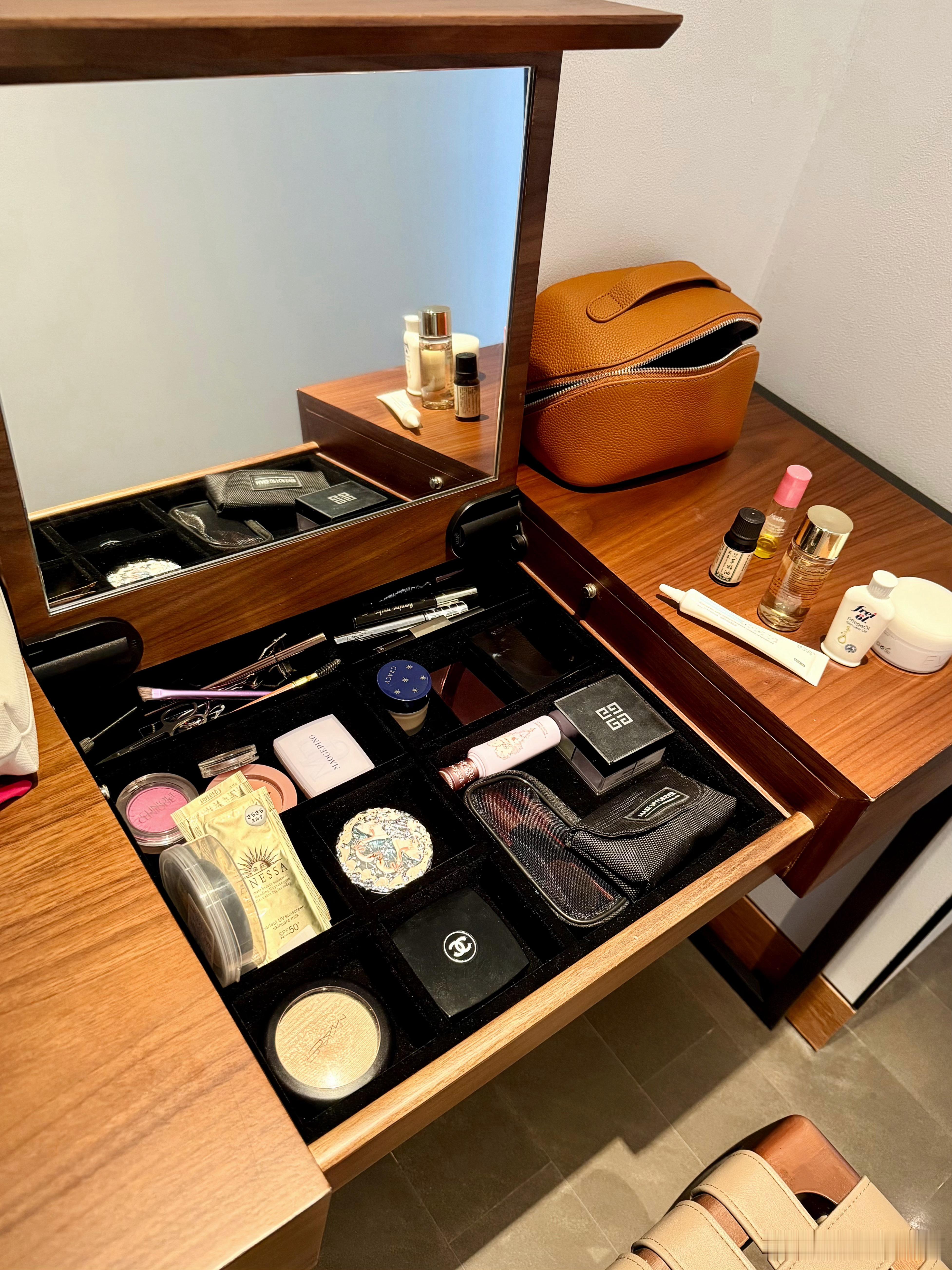 和宝宝们分享我这次出行带的彩妆和护肤用品有什么想问的评论区看到都会回[抱一抱] 