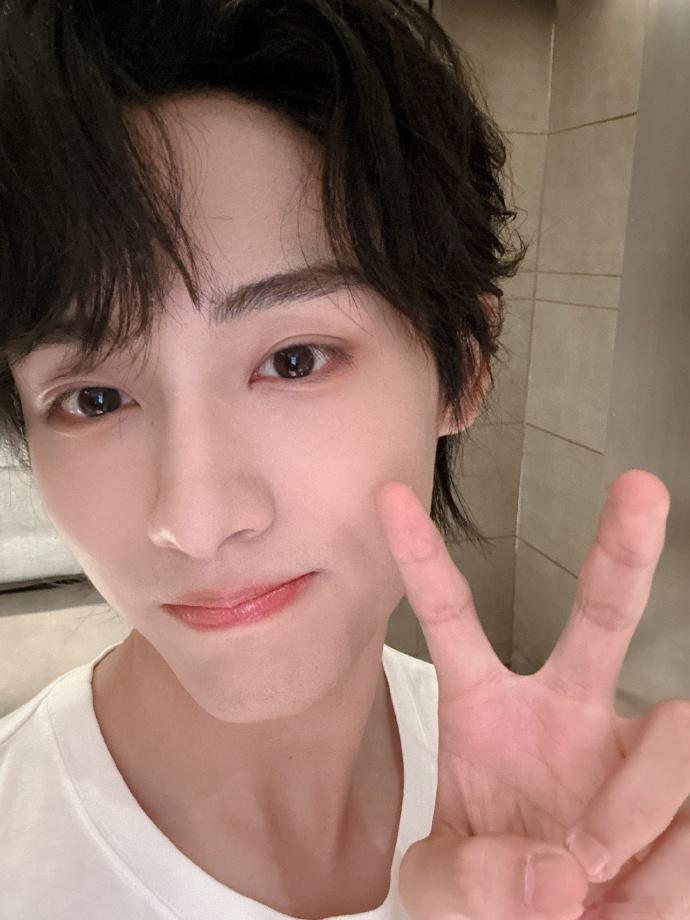 #威神V生日自拍照##威神V今天是生日快乐#威神 V 的生日自拍照流露出他的优雅