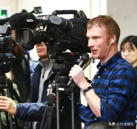 外国记者来华工作，必须使用汉语是非常有必要的，我们的外派记者都是会当地的语言，这