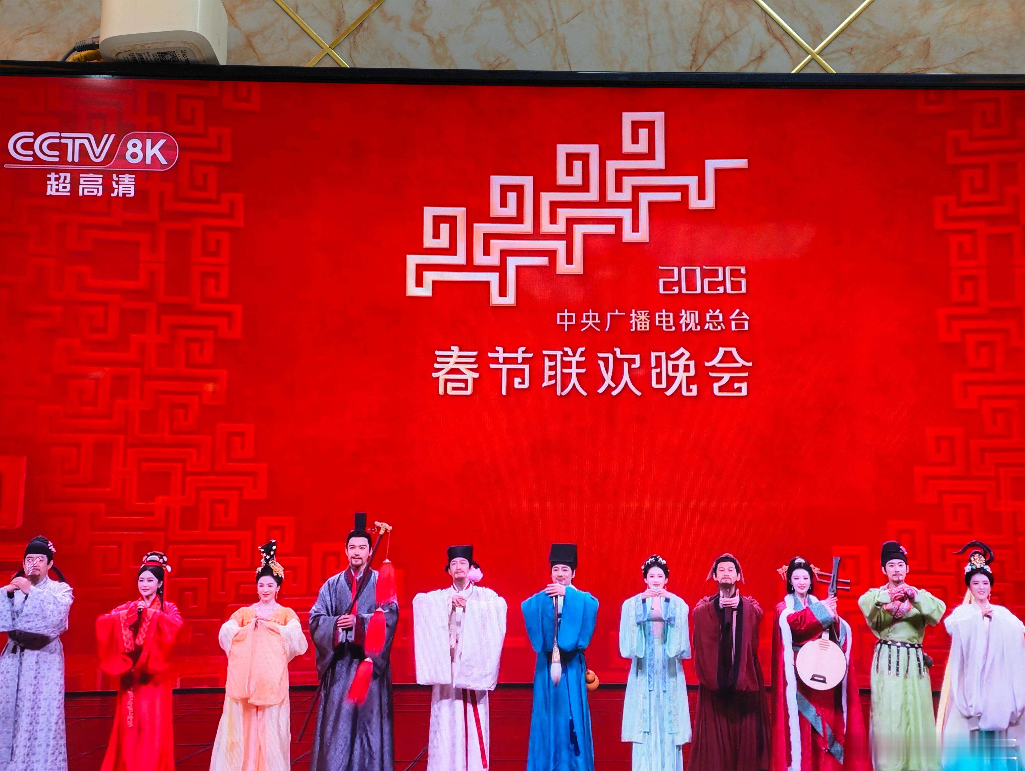 666现在的春晚不仅越来越多传统文化元素还有越来越多的科技元素例如这个古代人物的