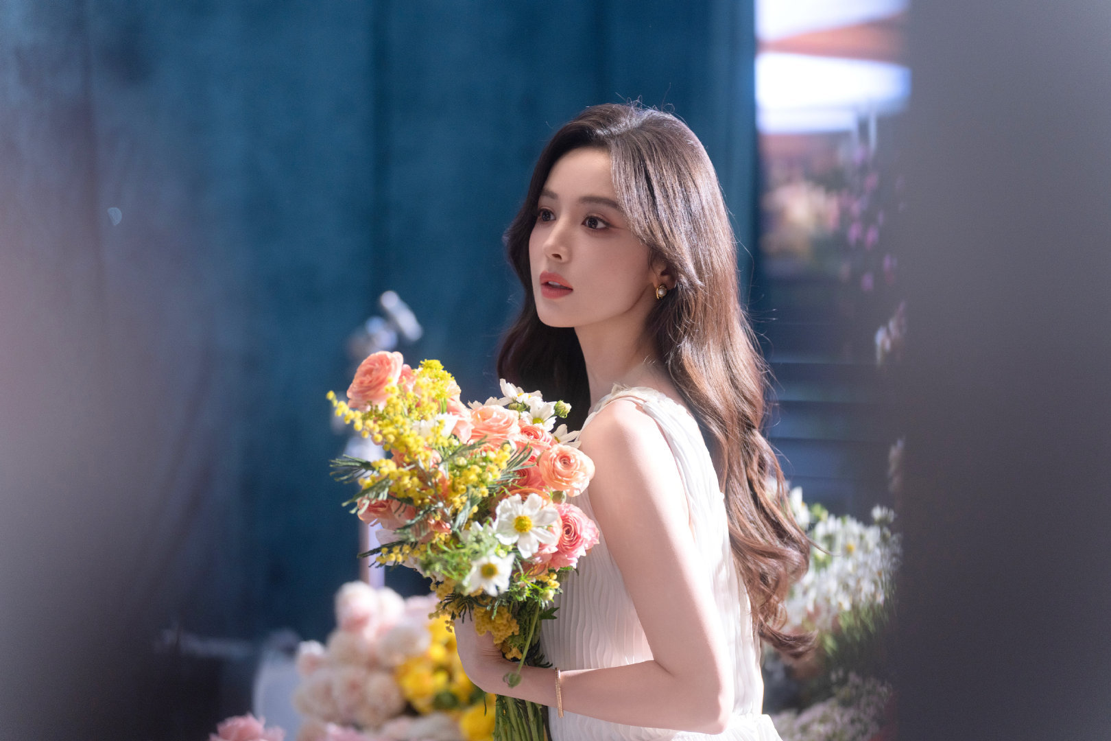 娜扎花市里找春天娜扎发了两波美照 谁能拒绝温柔又明媚的古力娜扎，白色亮片长裙搭配