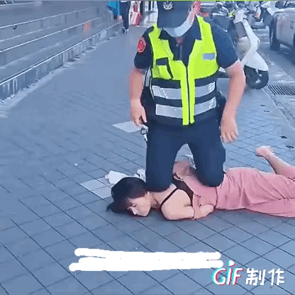 身手敏捷，干净利索，一招制敌，可惜可了制服的是一个女孩，这要是制服一个充满危险性