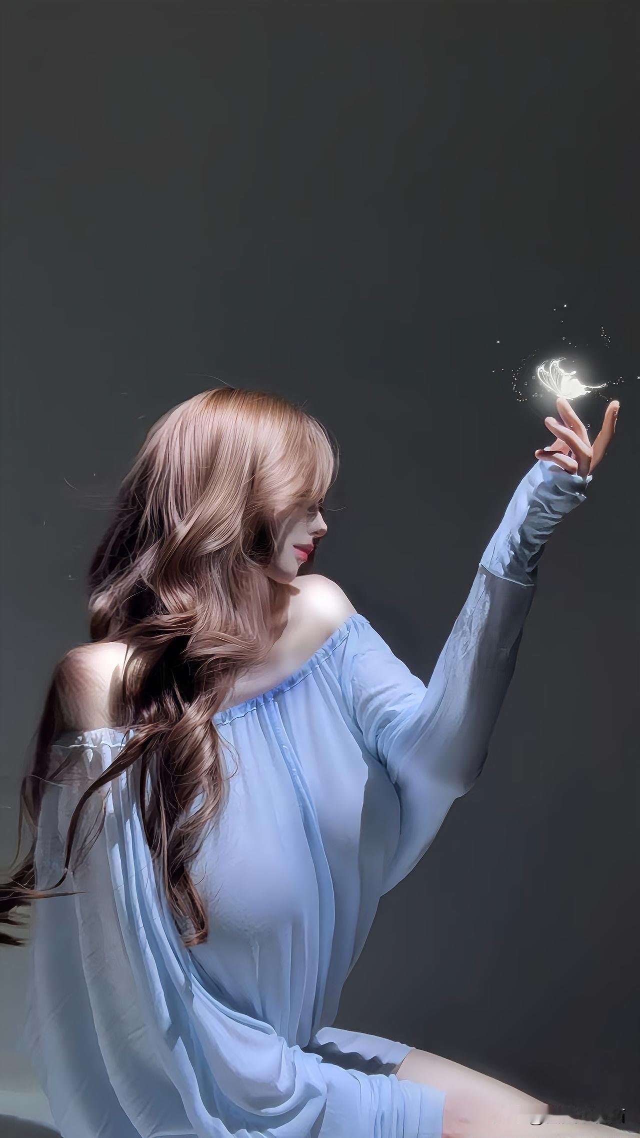 什么样的穿搭可以成为气质女神?
发丝漫过肩线，雾蓝衣褶里，光在静默中洇开温柔。