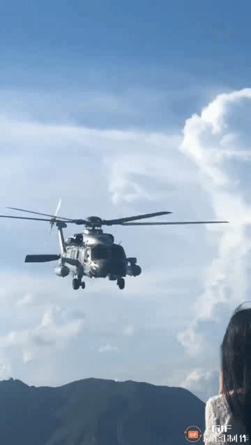 不得不说，还是海军型的最漂亮。就是这两边挂着的是个啥？不会是充气阀吧？

