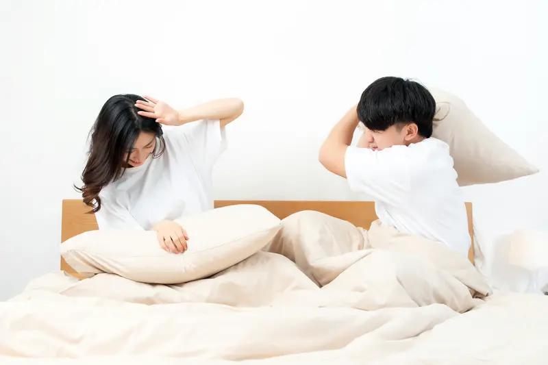 离婚率高的原因：
 1、床上生活不和谐
2、钱不够花
3、婆媳关系不和谐
4、婚