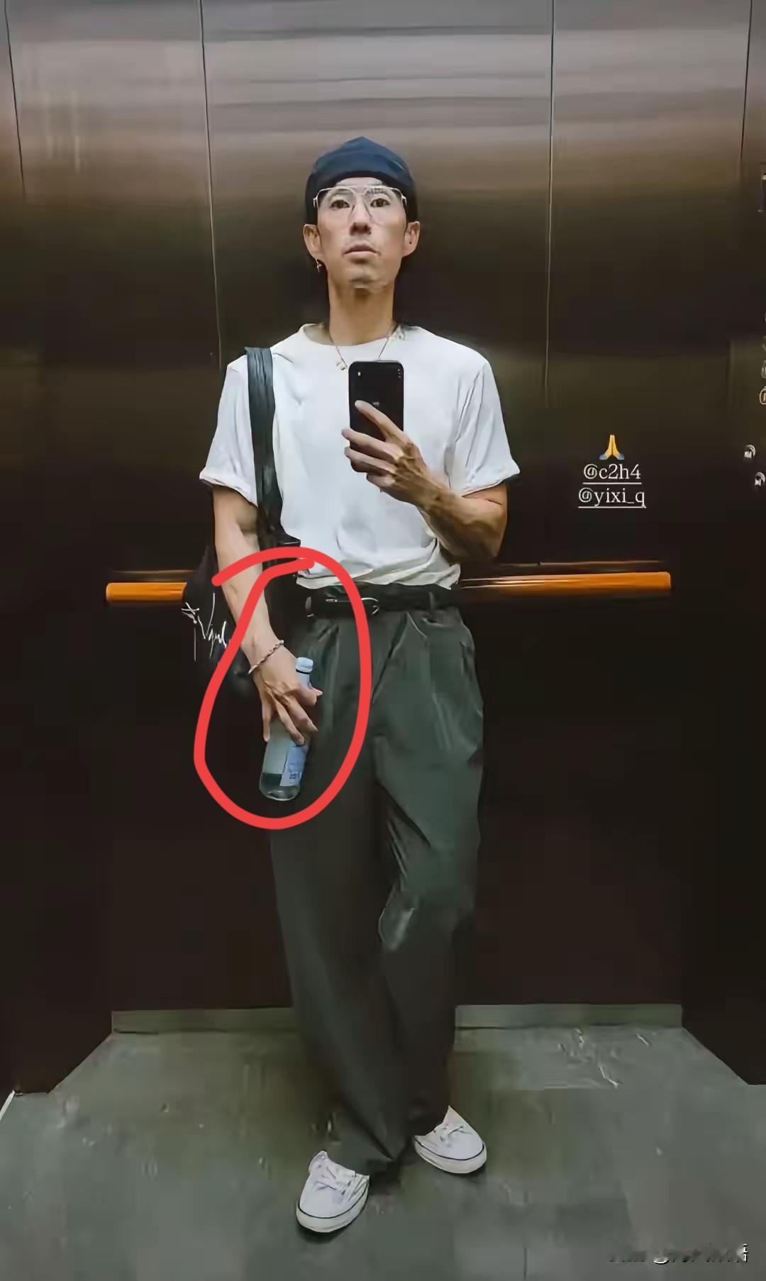 能接受吴建豪不算顶帅，
也能包容他演技不算封神，
但真看不得1米8的他瘦到只剩1