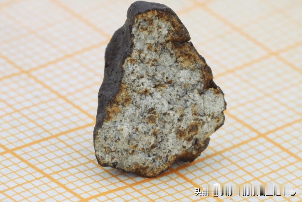 陨石科研与陨石爱好者两者很大关系系，科研是有条件是陨石颗粒粉状整体进行细致分析矿