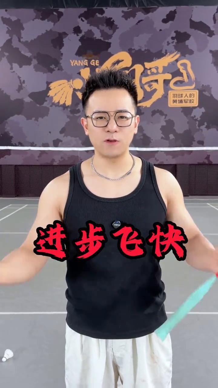 新手误区：球场移动很慢，你忽略了三个细节。
在球场上移动很慢，双脚像被定死，启动