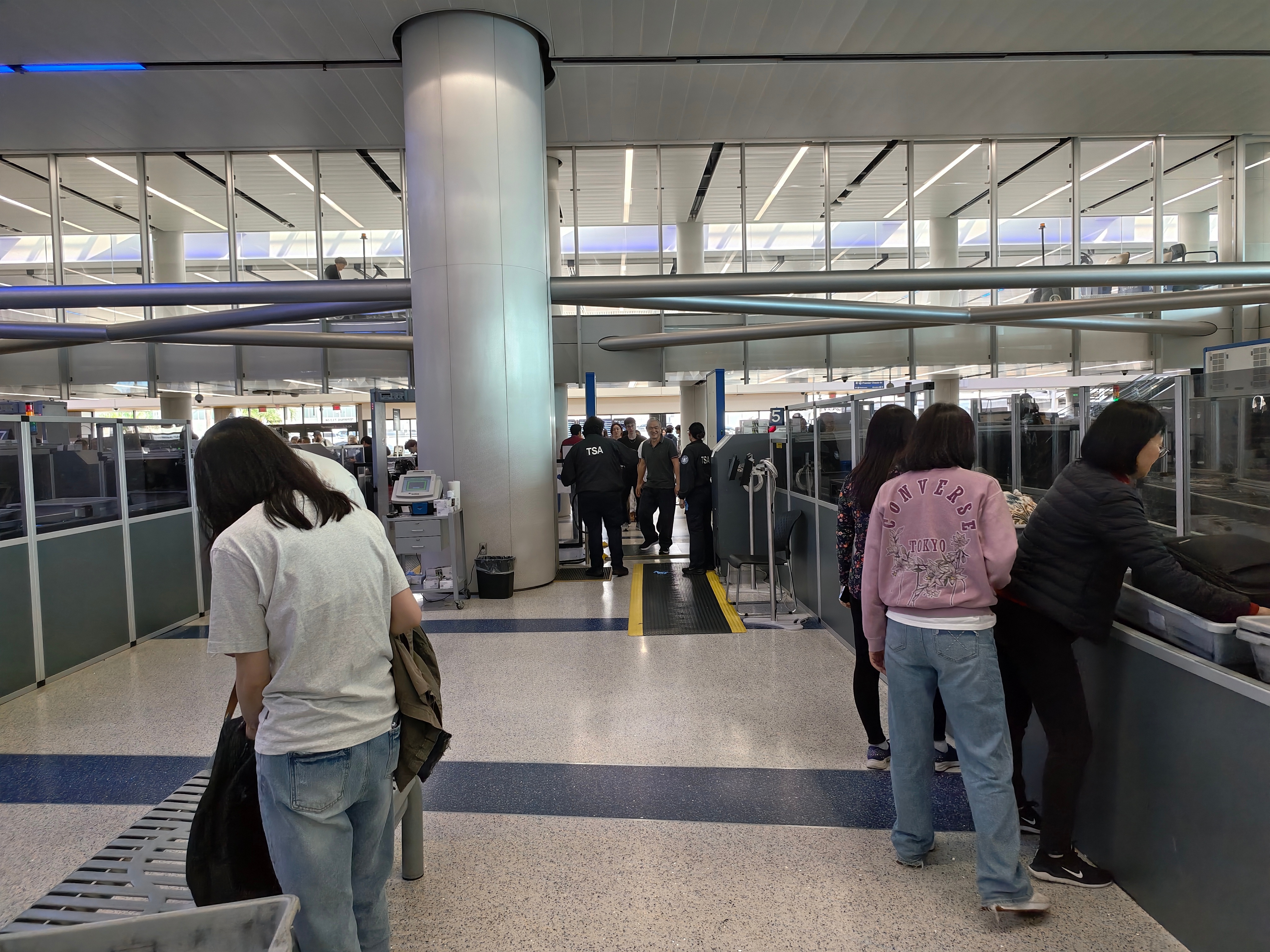 LAX 机场安检，Livis 智能眼镜也要摘，单独过…细想电子设备，也没毛病… 