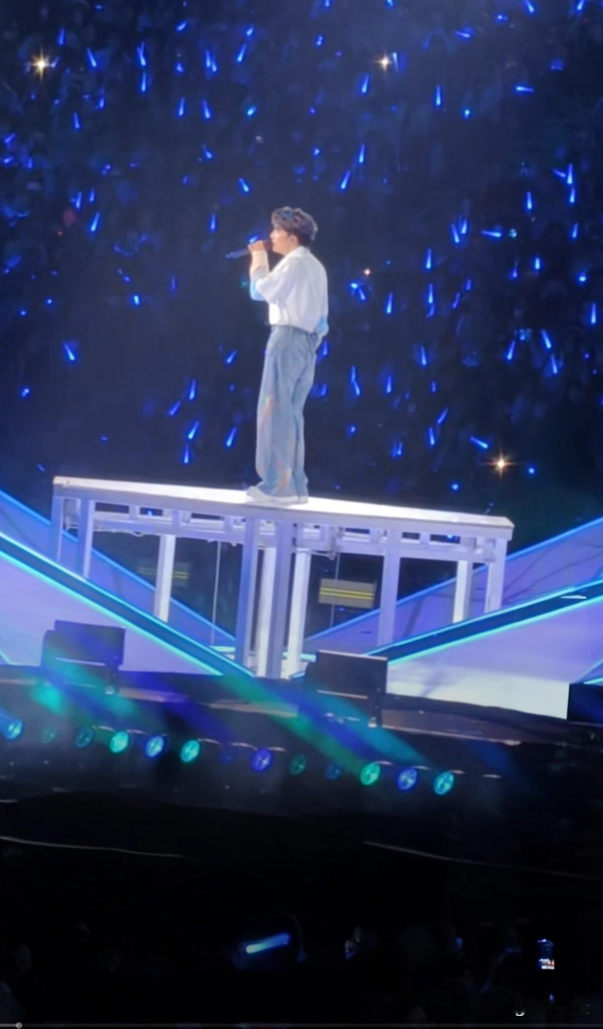 抛开周深的性别不谈，
他的歌唱实力真的无与伦比。
与内地“歌神”华晨宇有一拼。