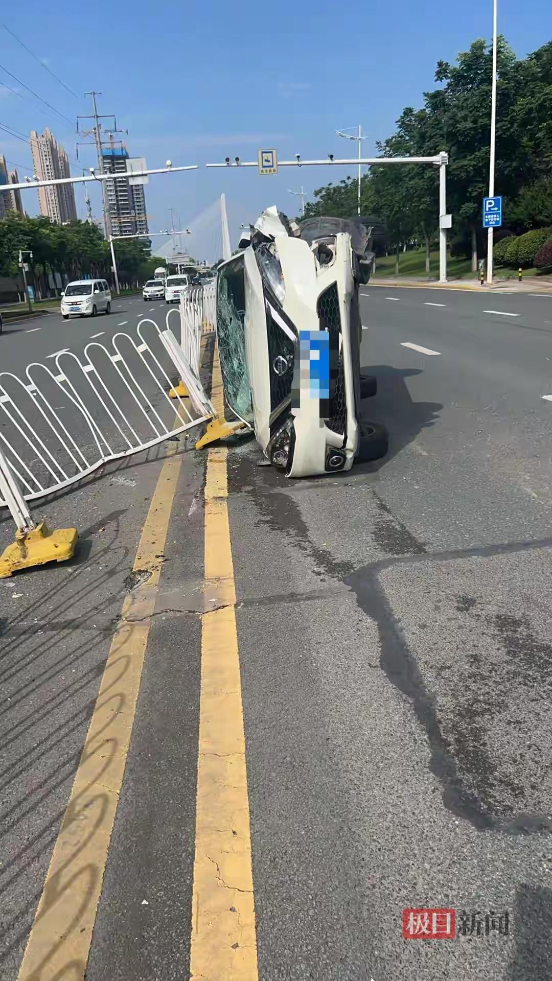 烈日街头生死营救！武汉三名路人徒手撕裂变形轿车，手掌划伤仍不肯停下。
 （个人观