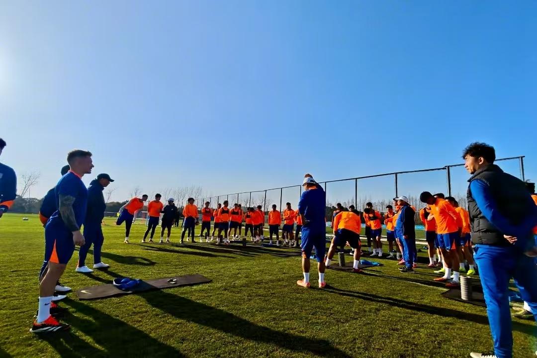 根据计划安排，泰山队今天下午会和宁波嘉定汇龙踢一场热身赛，不过今天上午上海天气不