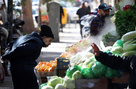 伊朗抗议蔓延校园，总统提议对话回应民生诉求】周二，伊朗民众因生活成本飙升引发的抗