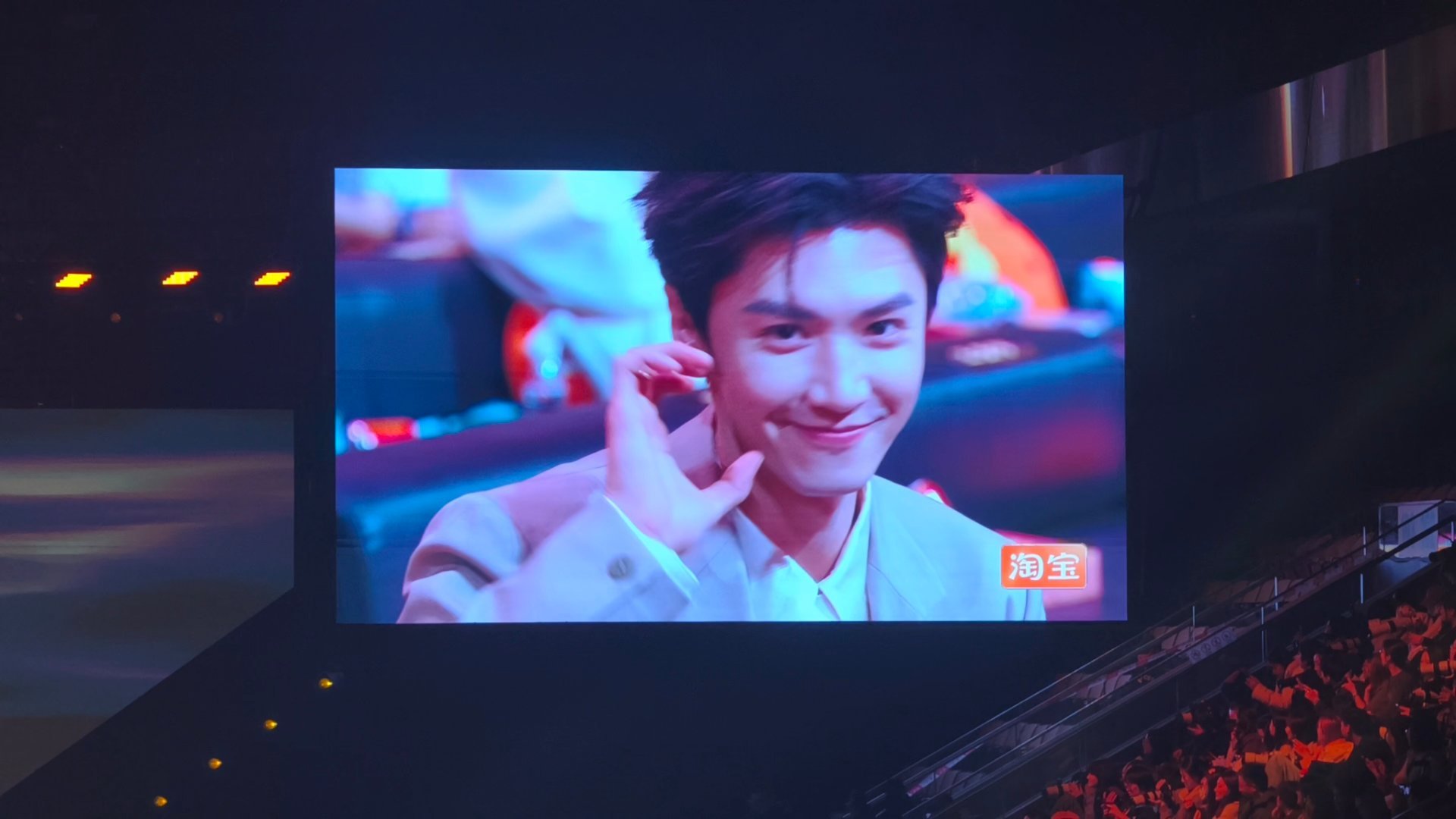 陈哲远饭撒害羞了 任何人不要错过陈哲远这个脸颊比心我拍的星现场微博之夜内场