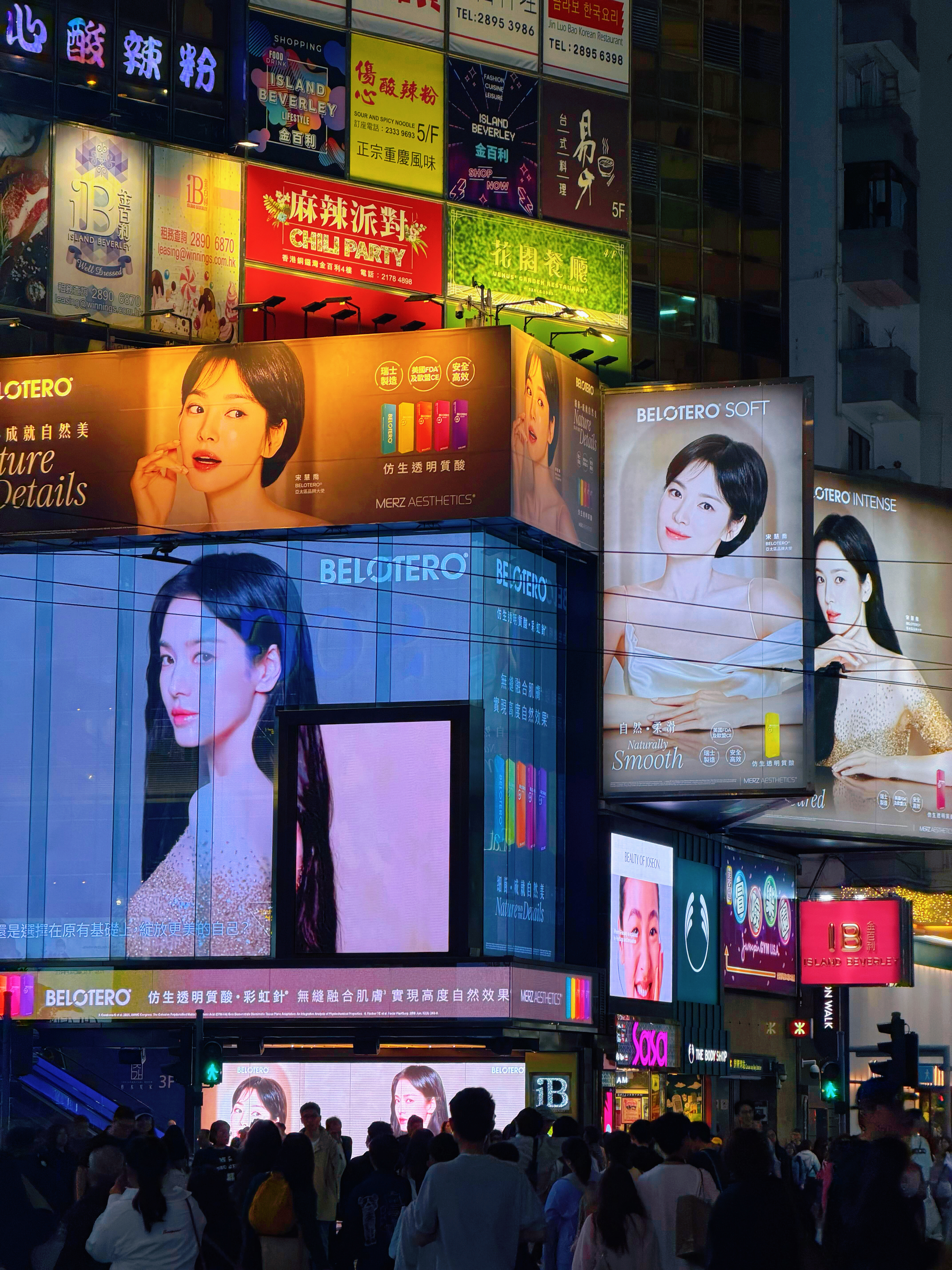 被铜锣湾宋慧乔大屏硬控了，欧尼太美了❗️ 