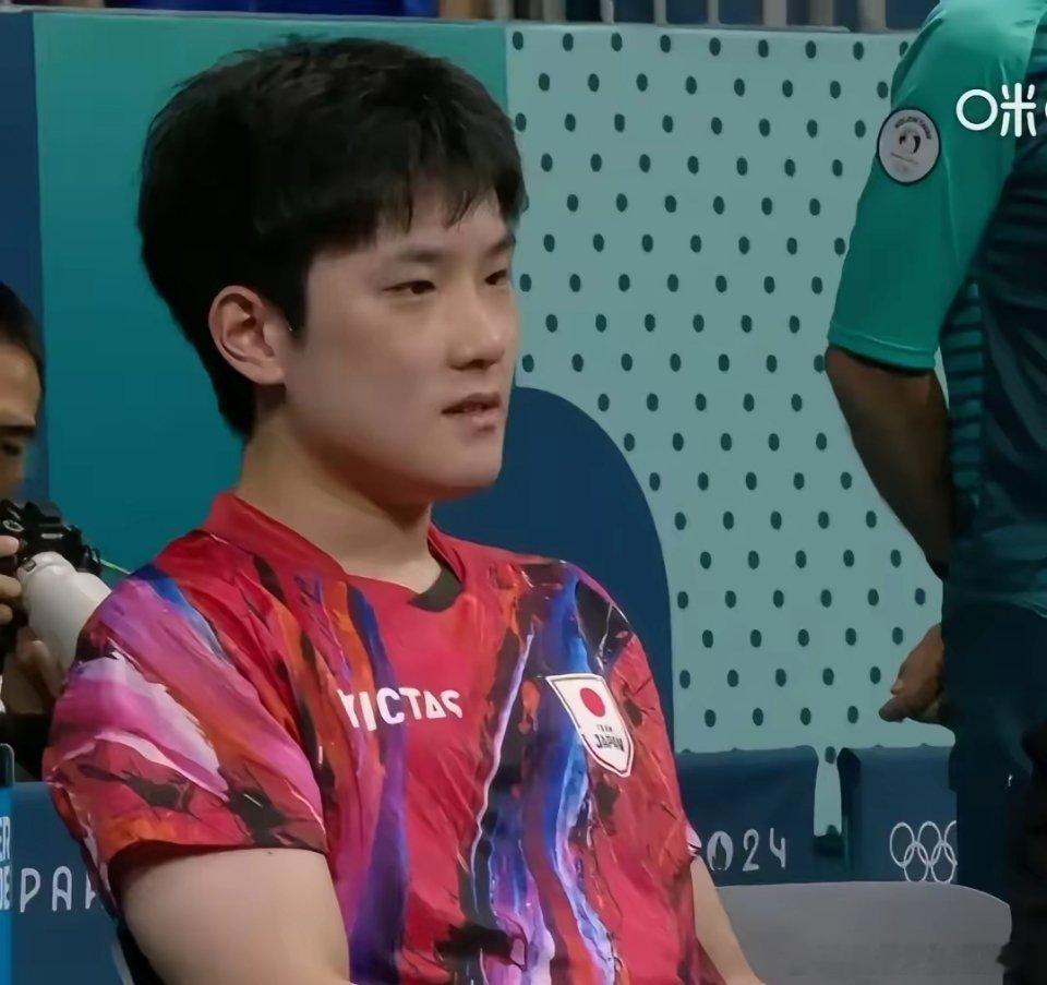 撇开国籍和乱叫，我们不得不承认张本智和icon是个强劲的对手打球光明磊落，擦网会