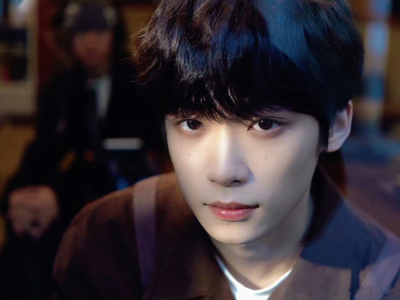 梓渝 济州岛分享了美食，感叹下梓渝怎么可以这么帅啊啊啊啊啊 好少年