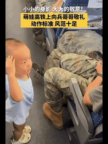 “解释不清了”
高铁上这幕也太好哭了！穿纸尿裤的小宝宝在车厢里晃悠，瞅见满车兵哥