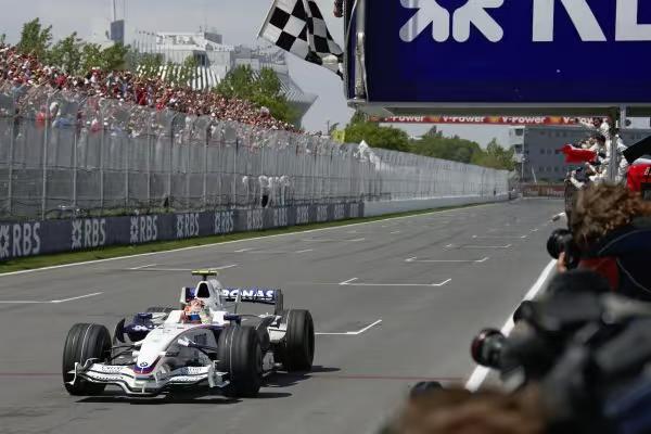 2007年欧洲大奖赛，库比卡迎来职业生涯高光时刻。练习赛上他遭遇严重车祸，赛车撞