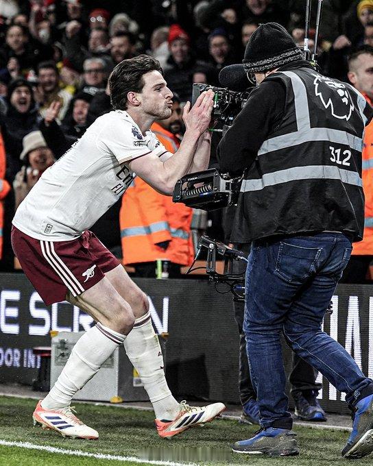 《泰晤士报》撰文，在20支英超球队中各自选出一位球员概括该球队截止到目前的表现。