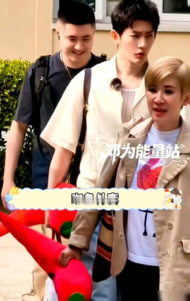 殷桃气场强，林依晨递水，周冬雨旁观。

三个实力派女演员一台戏，还没开演，路透已