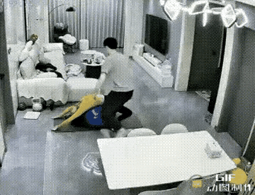 老婆在家进行瑜伽健身，老公从地上给她抱到桌上，老婆却一直喜笑颜开，自己怒气冲天拿