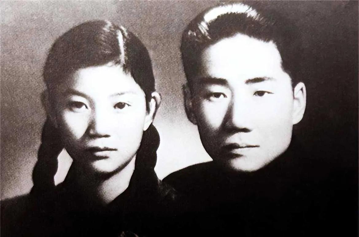 1949年10月，毛岸英与刘思齐一张新婚留影，岸英成熟稳重，刘思齐温婉清秀，婚礼
